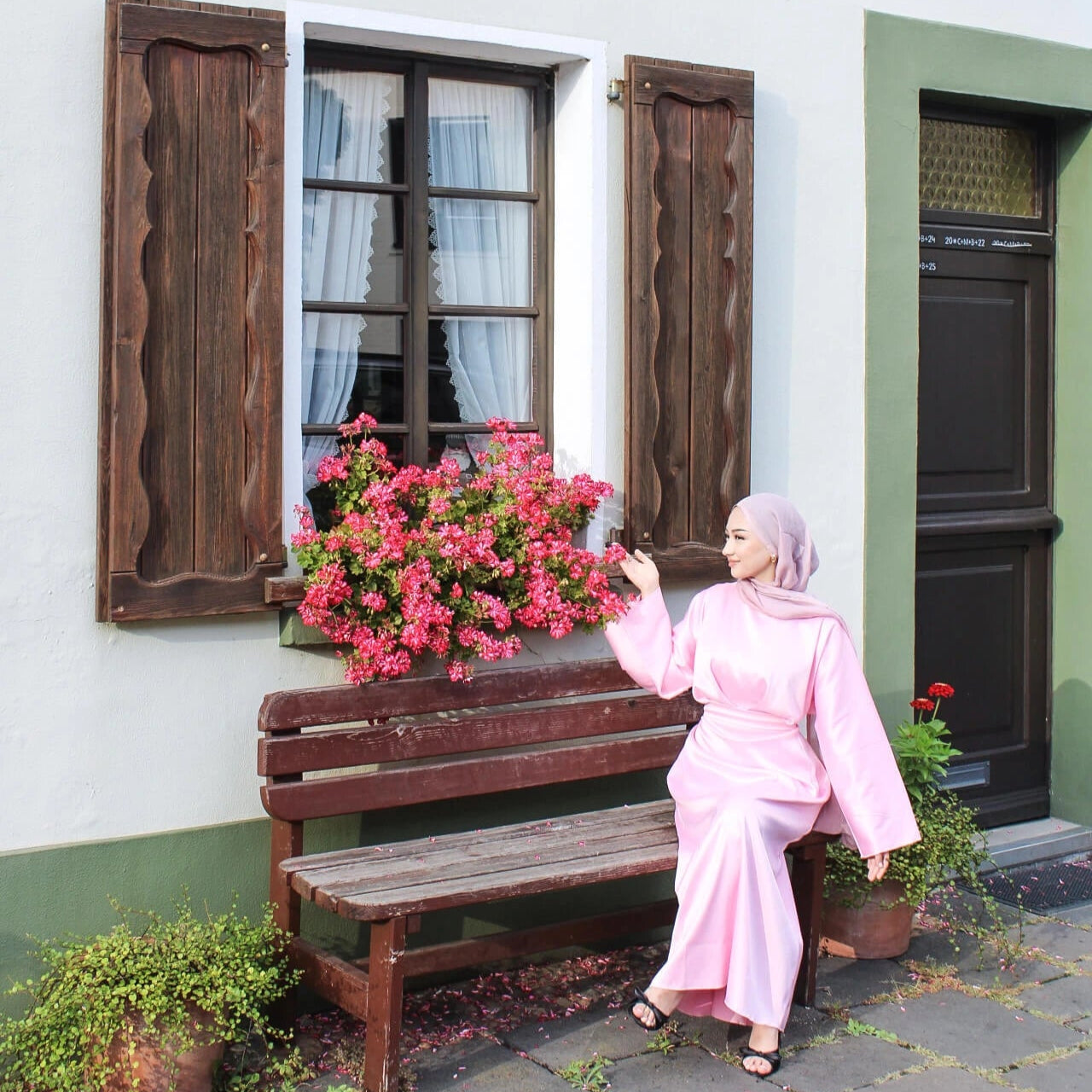 Alltagskleid Dalia in Pink auf einer Bank