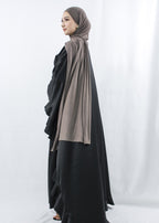 Abendkleid in Schwarz von der Seite