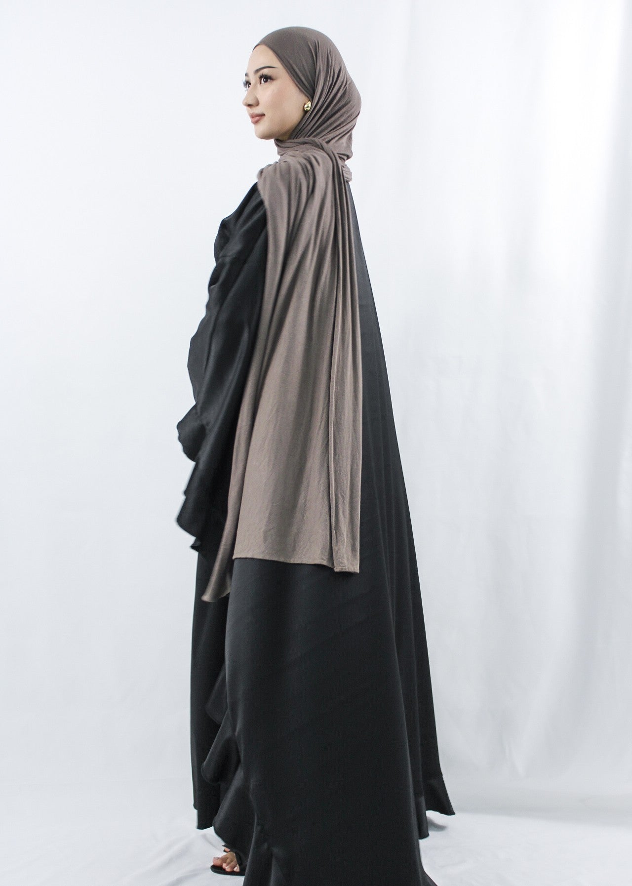 Abendkleid in Schwarz von der Seite