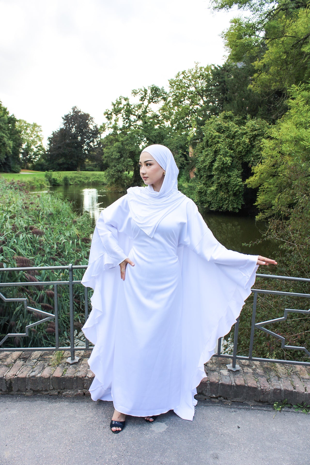 Abendkleid in Weiß an Brücke