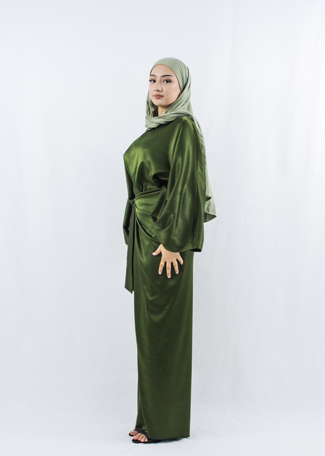 Damenkleid in Olivgrün von der Seite