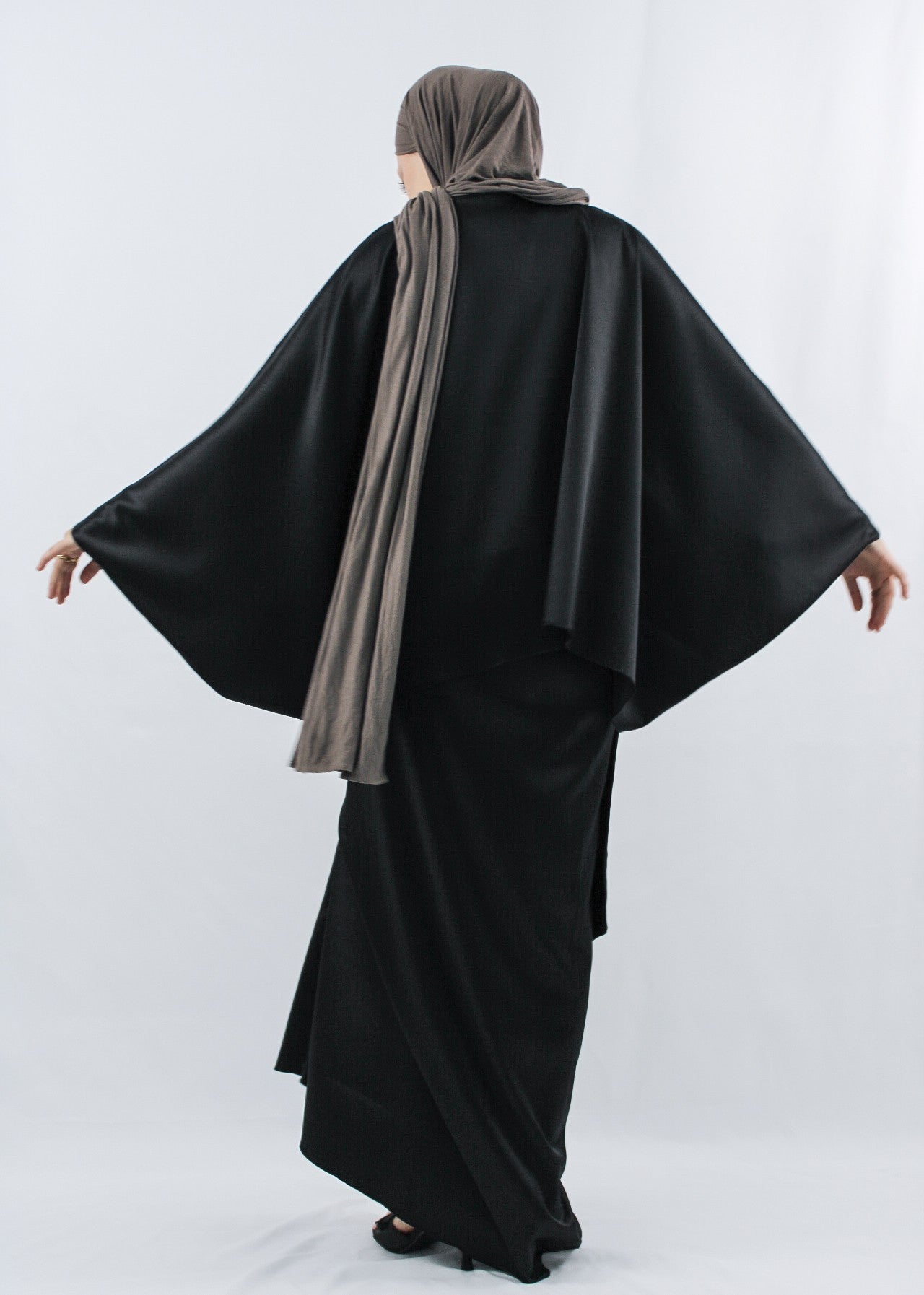 Damenkleid in Schwarz von hinten